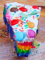 Regenbogentorte mit Clarana Schokolinsen vegan